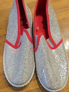 Simply Petals Kids' Glitter Slip-On Sneakers in Silver with Pink Trim